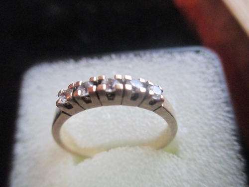 BEAUTIFULL DIAMOND RING IN SOLID GOLD