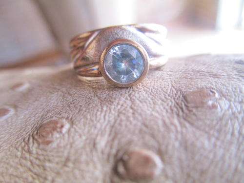BEAUTIFUL SOLITAIRE RING IN SOLID GOLD- 4 GRAMS