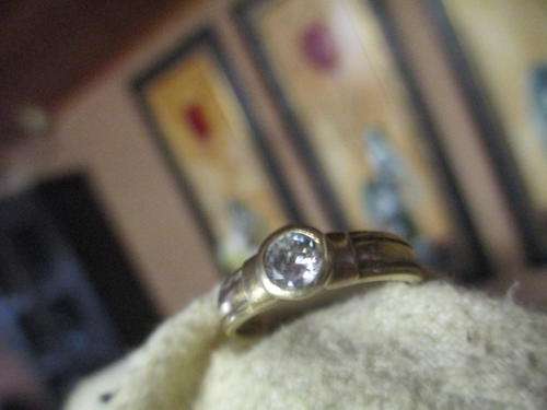 BEAUTIFUL SOLID 9 CT GOLD SOLITAIRE RING