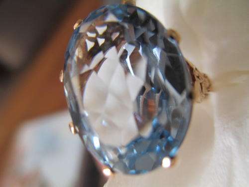 EXCEPTIONAL QUALITY ANTIQUE AQUAMARINE RING SET IN 9 CT GOLD.