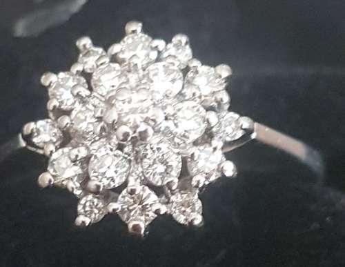 Stunning 1 ct Diamond ring set in 18 ct white gold. Please read description
