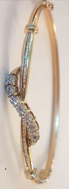 Eye - catching Diamond 10 ct bangle with round brilliant cut and baguette diamonds