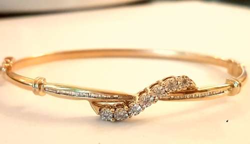Eye - catching Diamond 10 ct bangle with round brilliant cut and baguette diamonds