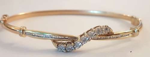 Eye - catching Diamond 10 ct bangle with round brilliant cut and baguette diamonds
