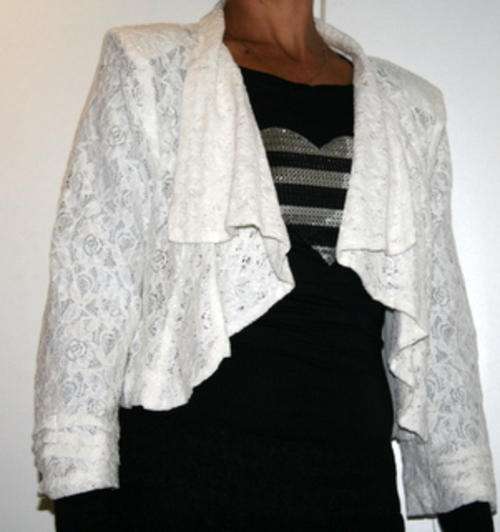 !!SALE!!  Free2bU Cream Broderie Anglaise 3/4 sleeved  Bolero jacket size 8 (bust 82cm)