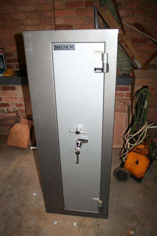 MAGNUM 3-4 Rifle safe - Brand new lock fitted - 2 keys - shelves for ammo etc