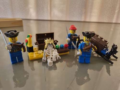 Mixed lot of original/fake lego