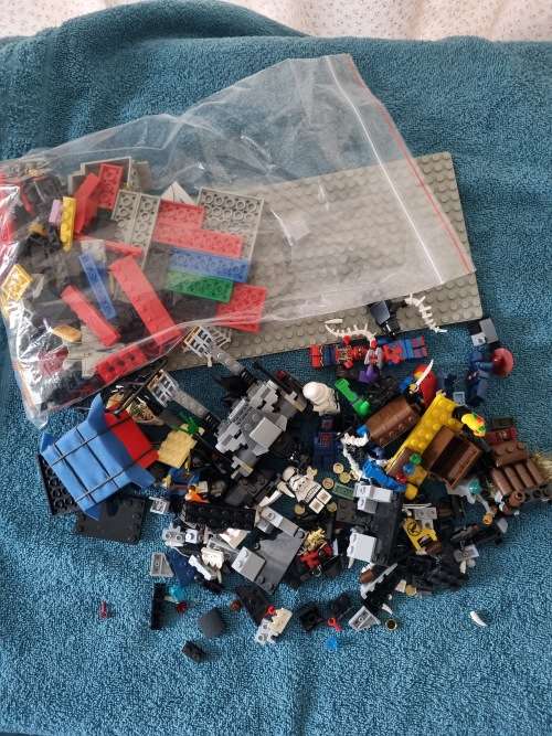 Mixed lot of original/fake lego