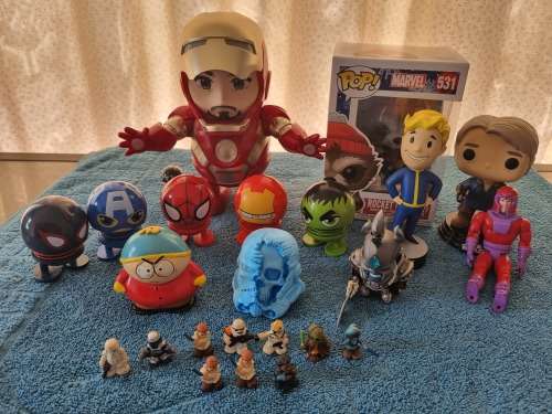 Huge lot of toy figurines funko/marvel/fallout