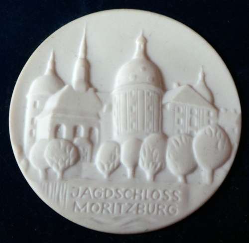 MEISSEN PORCELAIN MEDALLION / PLAQUE - JAGDSCHLOSS - 50MM DIAMETER  - POSTAGE R45
