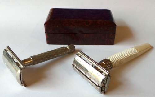 VINTAGE VALET RAZOR BAKELITE BOX & 2 X GILLETTE RAZORS - ONE RAZOR BADLY PITTED  - POSTAGE R45
