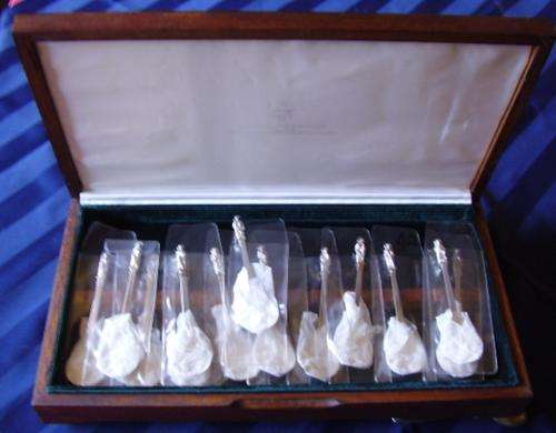 BOXED SET OF 13 SILVER APOSTLE SPOONS - 470G