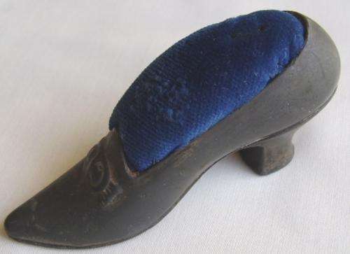 DAINTY ANTIQUE SMALL VICTORIAN PIN CUSHION PEWTER SHOE