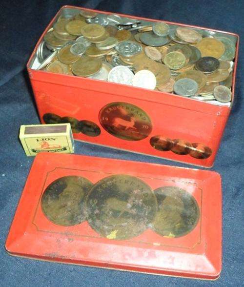 TIN FULL OF MIXED COINS, GAMING TOKENS AND MEDALLIONS - ABOUT 5KGS