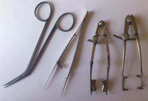 VINTAGE SURGICAL INSTRUMENTS - POSTAGE R40