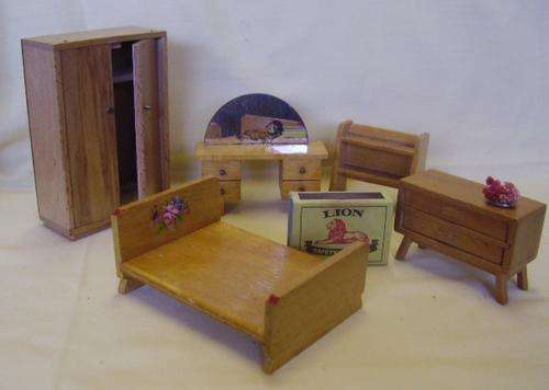 VINTAGE DOLL'S HOUSE FURNITURE - LIGHT COLOURED BEDROOM SUITE