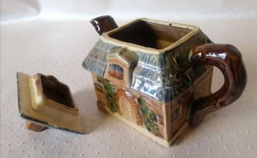 Stunning Vintage Handmade COTTAGE TEAPOT!!