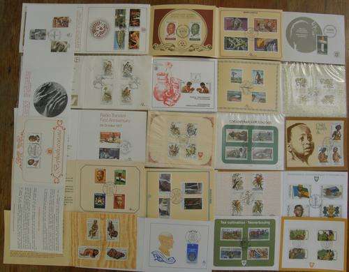 MIXED LOT OF COLLECTORS CARDS