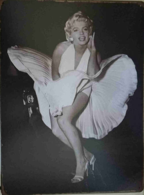 Marilyn Monroe vintage / retro style distressed metal sign            mt28