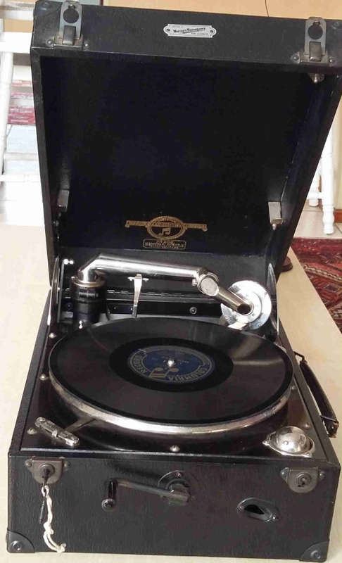 Gramophone Columbia antique in new condition + records,albom and spare needles