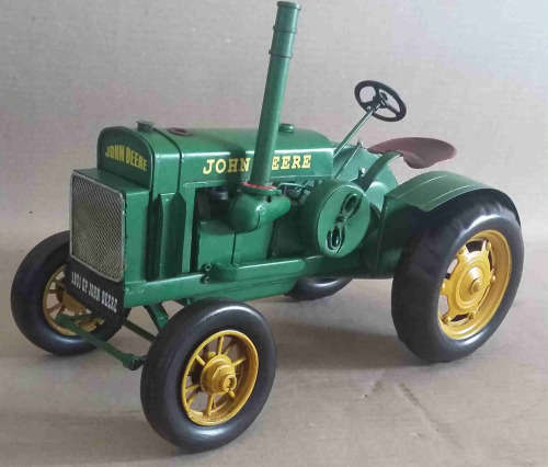 John Deere metal model tractor 1/16 scale