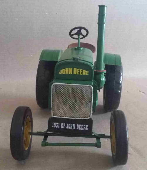 John Deere metal model tractor 1/16 scale