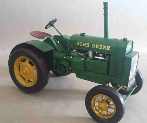 John Deere metal model tractor 1/16 scale