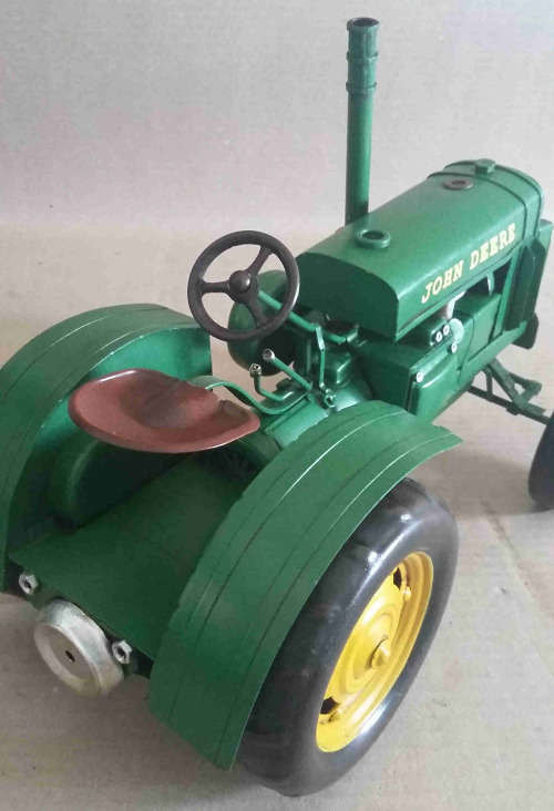 John Deere metal model tractor 1/16 scale