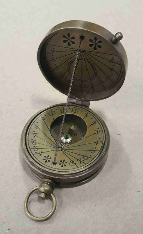 Pocket sundial compass