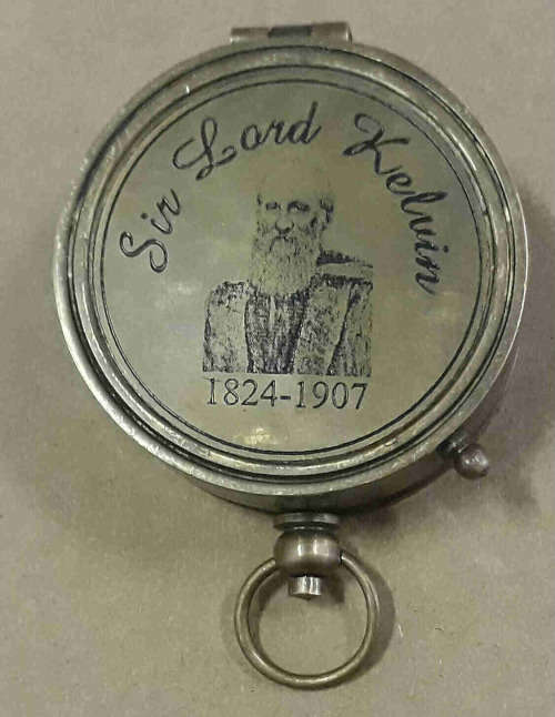 Pocket sundial compass
