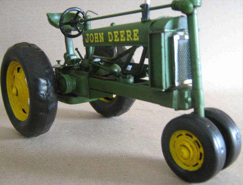 John Deere metal tractor 1/16 scale