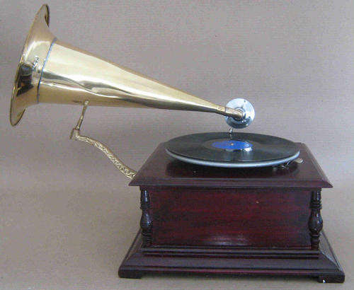 His master voice longhorn gramophone. Antiquated              bd16