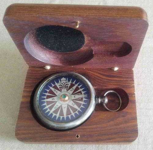 Compass  with floating dial brass in wood box     nb3