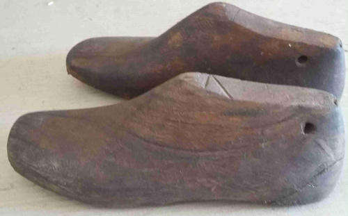 Pair of wood shoe moulds