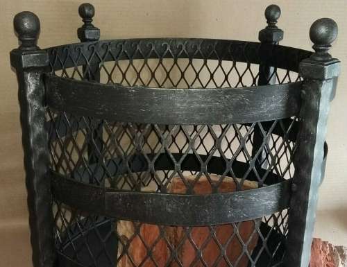 Bediviere`s log barrel with iron lace