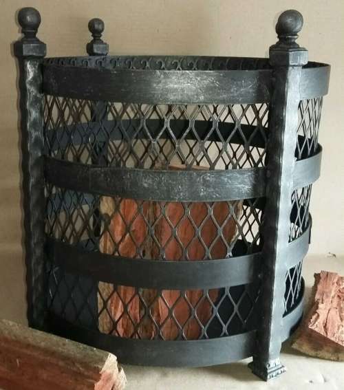 Bediviere`s log barrel with iron lace
