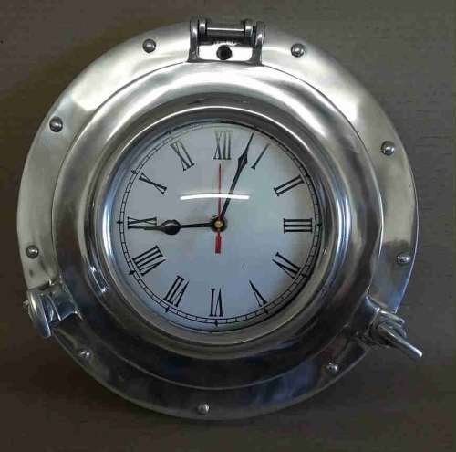 Porthole clock