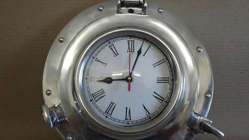 Porthole clock