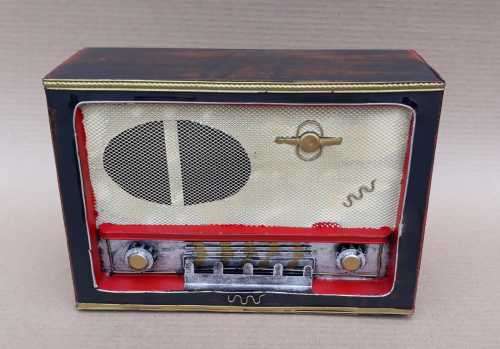 Retro tin deco radio.