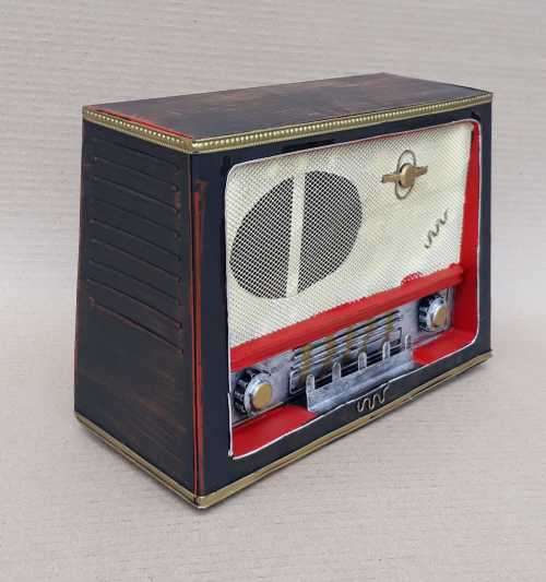 Retro tin deco radio.