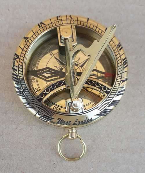 Pocket sundial compass