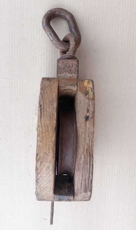 Vintage Wooden single Pulley. OLD
