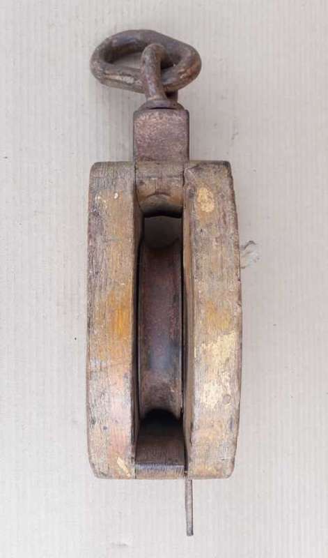Vintage Wooden single Pulley. OLD
