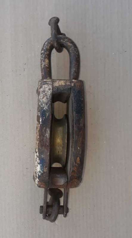 Vintage Wooden single Pulley. OLD