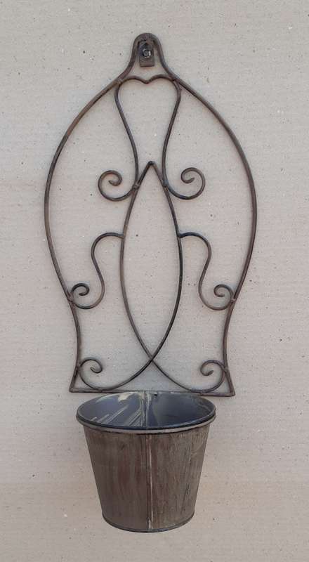 Garden. Wall hanging flowerpot holder.