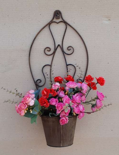 Garden. Wall hanging flowerpot holder.