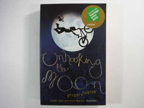 Unhooking the Moon- Hughes Gregory (SOFTCOVER)
