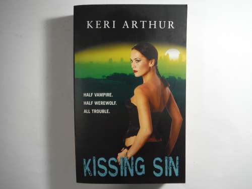 Kissing Sin- Keri Arthur (PAPERBACK)