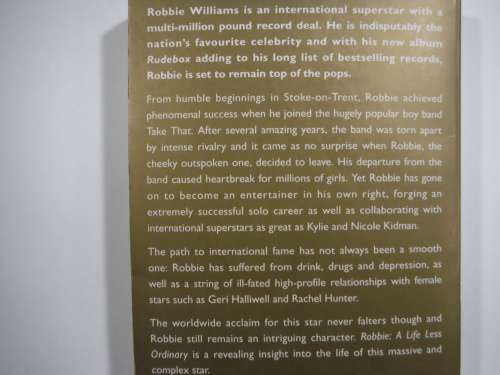 Robbie: A Life Less Ordinary - Paperback - Emily Herbert