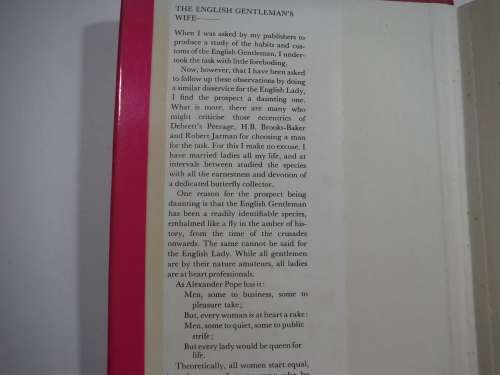 The English Gentleman`s Wife - Hardcover - Douglas Sutherland( Book Vintage 70s)